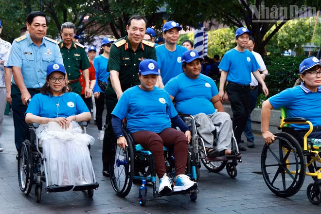 Các đại biểu và vận động viên khuyết tật dự lễ kỷ niệm Ngày người khuyết tật Việt Nam tại Thành phố Hồ Chí Minh, ngày 18/4/2026. (Ảnh: LÊ THÀNH)