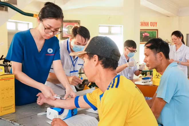Hoạt động thăm, khám bệnh tại đặc khu Trường Sa. (Ảnh: LÊ KHOA)