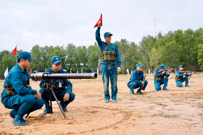 Dân quân tự vệ Thành phố Hồ Chí Minh huấn luyện trên thao trường. (Ảnh: NGUYÊN PHÚ)