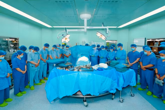 Ê-kíp phẫu thuật bày tỏ sự tri ân đối với người hiến tạng vì cộng đồng. (Ảnh: Bệnh viện cung cấp)