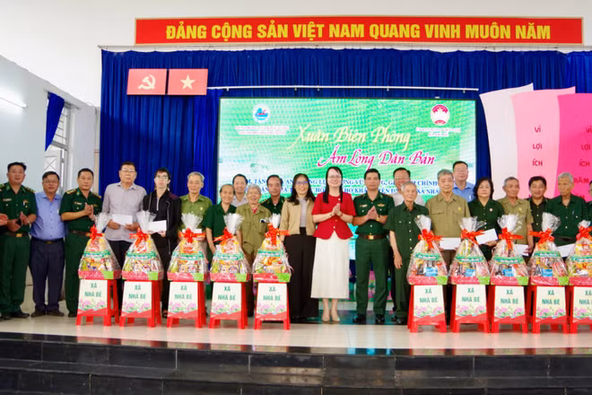 Thủ trưởng Ban Chỉ huy Bộ đội Biên phòng Thành phố tặng quà Tết cho gia đình chính sách tại xã Nhà Bè.