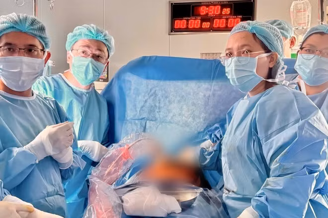 Ê-kíp bác sĩ thực hiện ca can thiệp tim bào thai lần thứ 13.