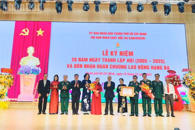 Nguyên Chủ tịch nước Nguyễn Minh Triết trao Huân chương Lao động hạng Ba cho Hội nạn nhân chất độc da cam/dioxin Thành phố Hồ Chí Minh.