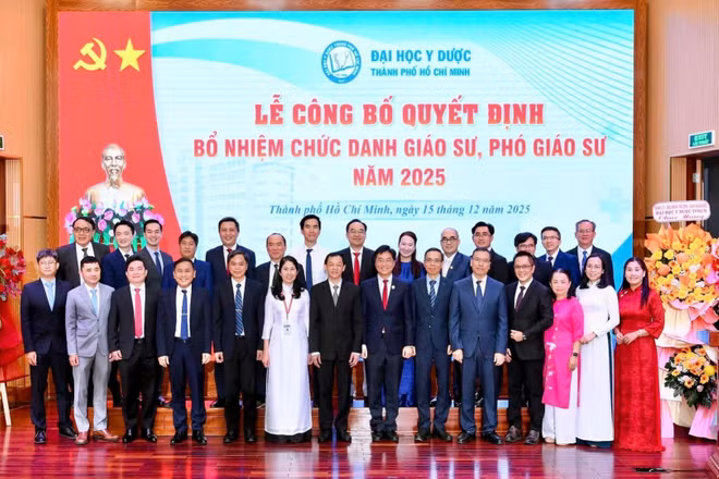 Tập thể lãnh đạo Đại học Y dược Thành phố Hồ Chí Minh và các tân Giáo sư, Phó Giáo sư năm 2025. 