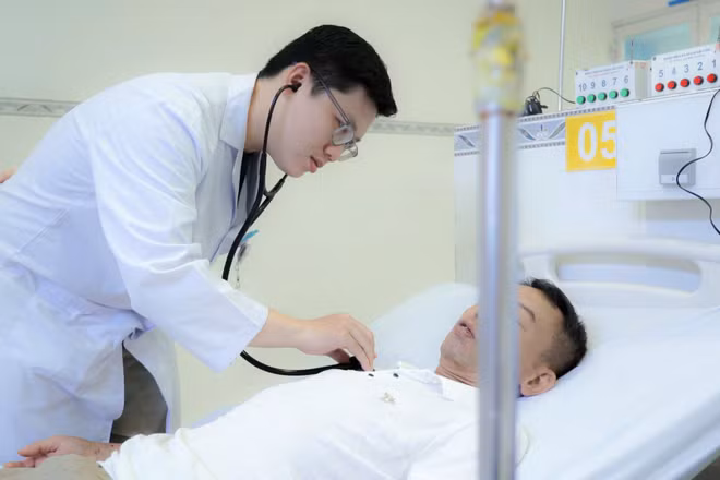 Bác sĩ thăm khám bệnh nhân L. sau cấp cứu. (Ảnh: Bệnh viện cung cấp)