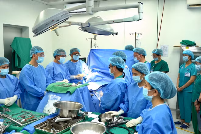 Ê-kíp bác sĩ mặc niệm người hiến tạng.