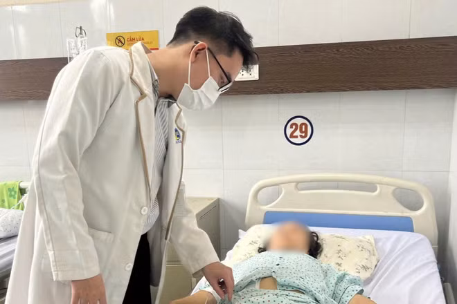 Bác sĩ thăm khám cho bệnh nhân sau phẫu thuật.