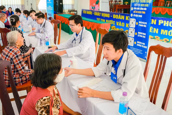 Bác sĩ Bệnh viện Thống Nhất khám sức khỏe người cao tuổi tại tỉnh Vĩnh Long. (Ảnh: Bệnh viện cung cấp)