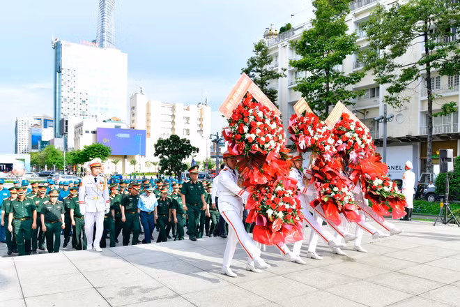 Đoàn đại biểu thực hiện dâng hoa Chủ tịch Hồ Chí Minh. (Ảnh: HỮU TÂN) 