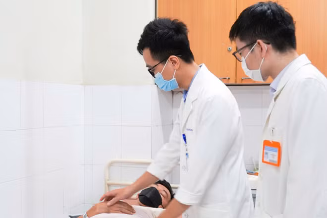 Bác sĩ Bệnh viện Nhân dân Gia Định thăm khám bệnh nhân sau can thiệp. (Ảnh: Bệnh viện cung cấp) 