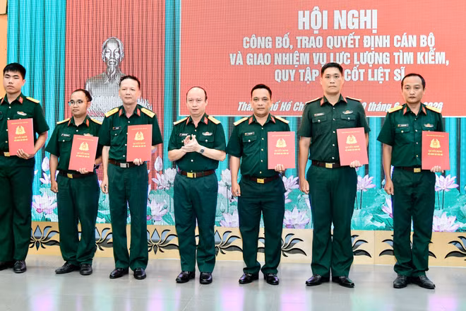 Thủ trưởng Bộ Tư lệnh Thành phố Hồ Chí Minh trao quyết định cho các cán bộ. (Ảnh: HỮU TÂN)