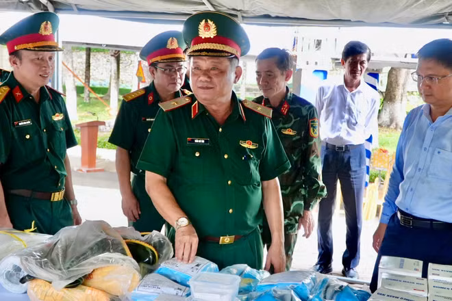 Các đại biểu kiểm tra công tác chuẩn bị thực hiện lấy mẫu giám định ADN. (Ảnh: TUẤN TÀI) 