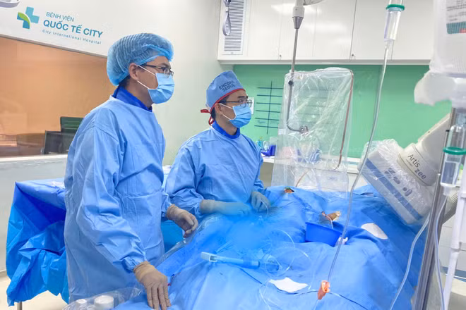 Ê-kíp phẫu thuật can thiệp ca bệnh.
