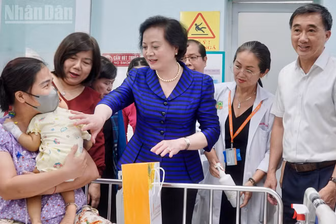 Phó Thủ tướng Phạm Thị Thanh Trà thăm bệnh nhi ung thư tại Bệnh viện Nhi đồng 2. (Ảnh: KHANG ANH)