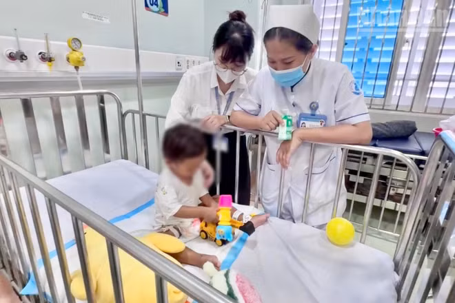 Bé K. được chăm sóc tại Bệnh viện Nhi đồng 1.