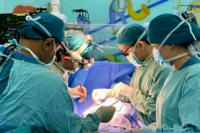 Ê-kíp can thiệp phẫu thuật tại Bệnh viện Nhi đồng 2. (Ảnh: Bệnh viện cung cấp)