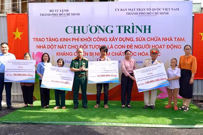 Trao hỗ trợ cho các gia đình chính sách. 