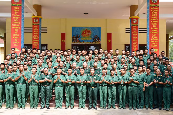 Thủ trưởng Bộ Tư lệnh Thành phố Hồ Chí Minh thăm động viên chiến sĩ mới tại các đơn vị. (Ảnh: MINH PHƯƠNG) 