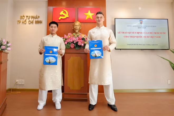Hai cầu thủ vui mừng nhận quyết định nhập quốc tịch Việt Nam. 