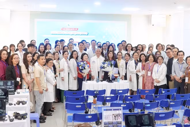 Các đại biểu và học viên khóa đào tạo chụp ảnh lưu niệm. (Ảnh: KHANG ANH)