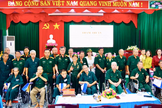 Đoàn công tác tri ân các thương binh, bệnh binh và người có công cách mạng đang điều dưỡng tại Trung tâm điều dưỡng Thương binh và Người có công Long Đất. (Ảnh: Quang Anh) 
