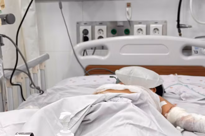 Bé trai được cấp cứu kịp thời tại Bệnh viện Nhi đồng 1. (Ảnh: Bệnh viện cung cấp)