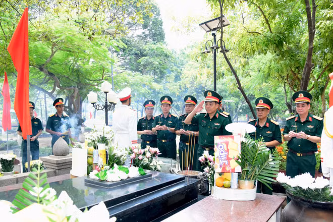 Đoàn công tác Bộ Tư lệnh Thành phố Hồ Chí Minh dâng hương tri ân các Anh hùng liệt sĩ tại Đặc khu Côn Đảo. 
