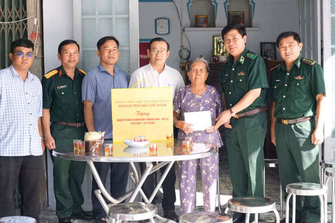 Thiếu tướng Trần Thanh Đức thăm, tặng quà bà Lê Thị Mép, thương binh hạng 2/4, tại xã Thái Mỹ. (Ảnh: Quang Tiến)