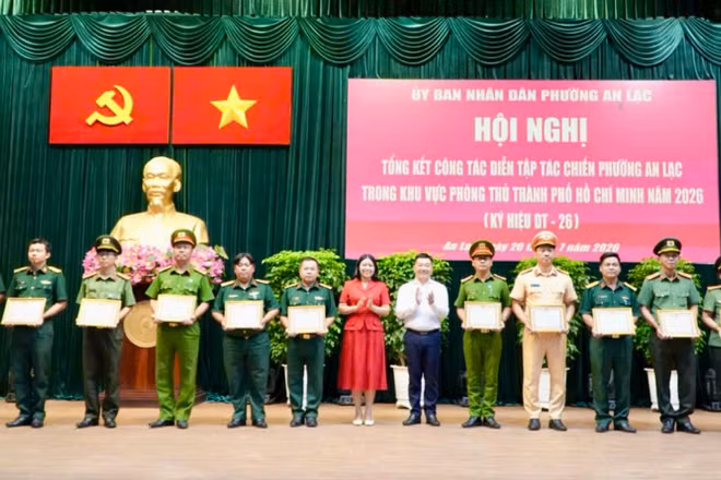 Khen thưởng các tập thể, cá nhân có thành tích xuất sắc trong đợt diễn tập. 