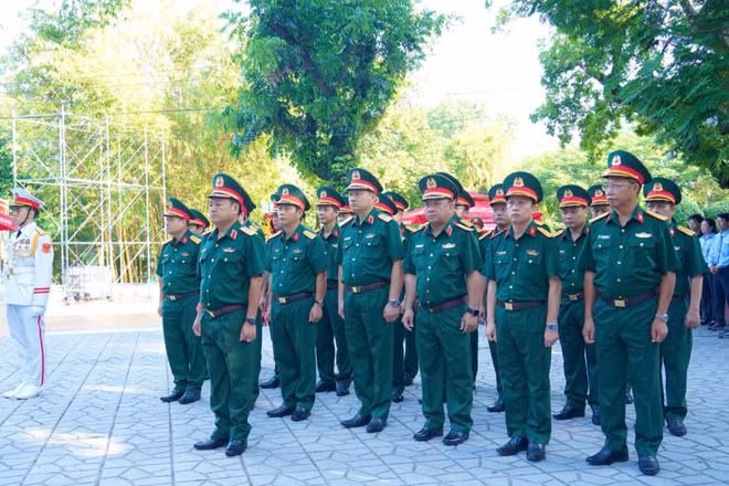 Đoàn đại biểu Quân khu 7 dâng hương tại Tượng đài Cố Tổng Bí thư Trần Phú. (Ảnh: NGUYÊN PHÚ)