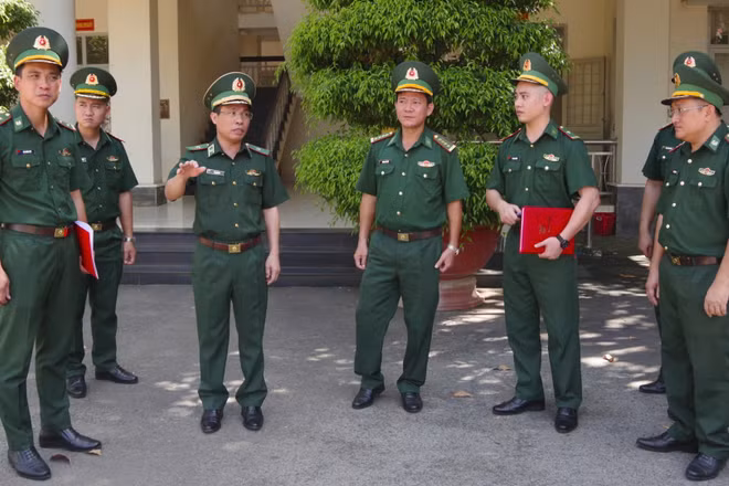 Thiếu tướng Vũ Quốc Ân (thứ ba từ trái sang), Phó Chính ủy Bộ đội Biên phòng thăm, động viên cán bộ, chiến sĩ Trạm Biên phòng cửa khẩu quốc tế Xa Mát. (Ảnh: Lê Khoa)