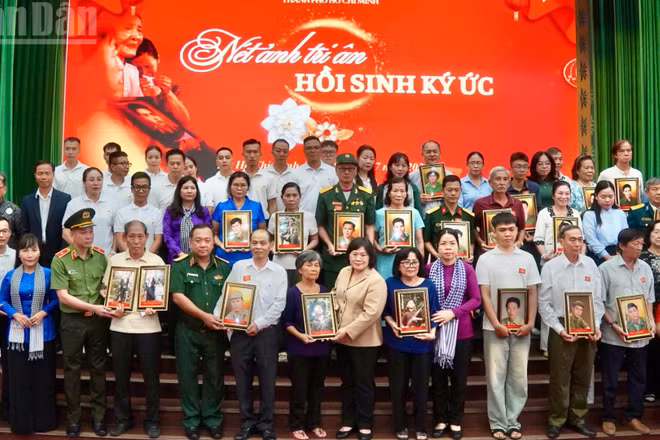 Thành phố Hồ Chí Minh trao 150 bức ảnh liệt sĩ đã phục dựng cho thân nhân. 