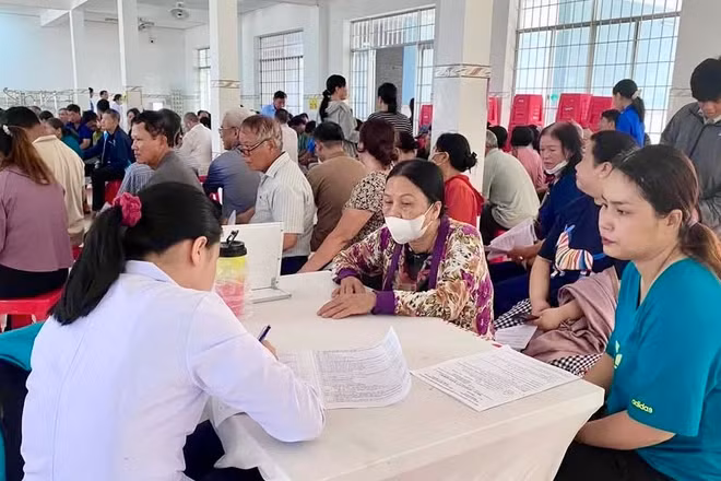 Đông đảo người dân đến các điểm khám sức khỏe do phường Phước Thắng tổ chức. 
