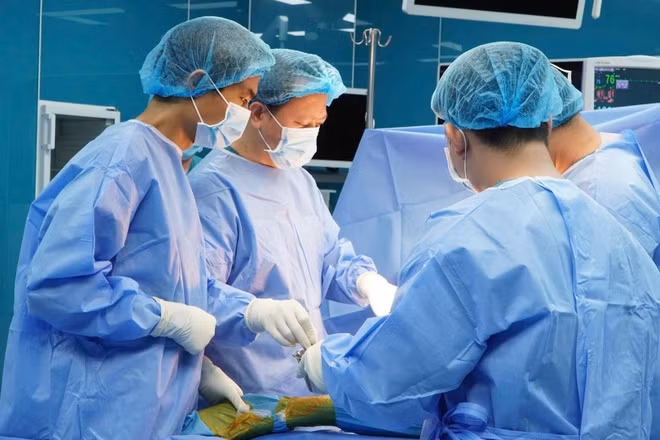 Ê-kíp thực hiện ca phẫu thuật thay khớp háng bán phần tại Bệnh viện đa khoa Vũng Tàu. (Ảnh: Bệnh viện cung cấp)
