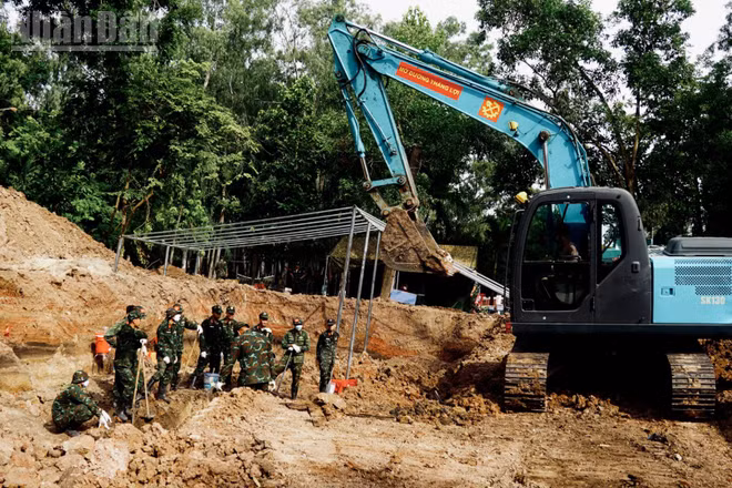 Lực lượng làm nhiệm vụ tìm kiếm, quy tập hài cốt liệt sĩ tại khu B. (Ảnh: LÊ THÀNH)