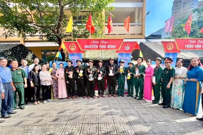 Thanh niên tại phường Tân Hòa, Thành phố Hồ Chí Minh hăng hái, sẵn sàng lên đường nhập ngũ.