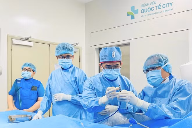Ê-kíp bác sĩ thực hiện ca can thiệp tim cho bệnh nhân gần 100 tuổi. (Ảnh: Bệnh viện cung cấp)