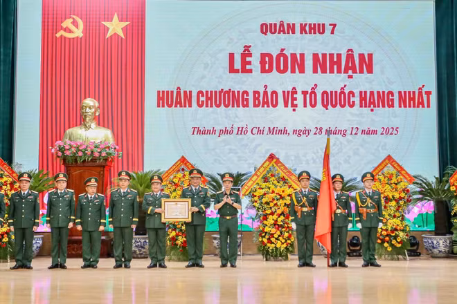 Bộ trưởng Quốc phòng Phan Văn Giang trao Huân chương Bảo vệ Tổ quốc hạng Nhất cho Bộ Tư lệnh Quân khu 7. 