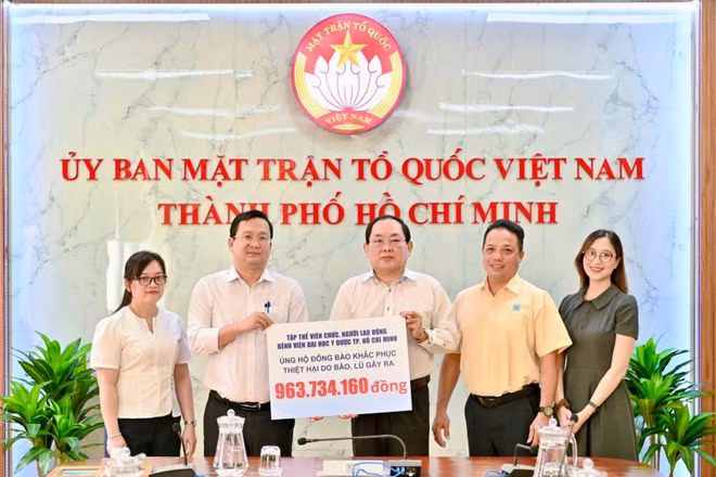 Lãnh đạo Ủy ban Mặt trận Tổ quốc Việt Nam Thành phố Hồ Chí Minh tiếp nhận kinh phí hỗ trợ từ Bệnh viện đại học Y dược Thành phố.