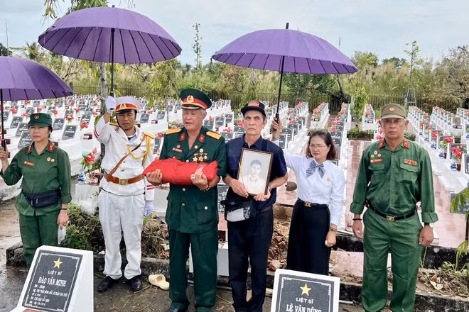 Gia đình đưa liệt sĩ Vũ Khắc Thụ về quê hương an táng.