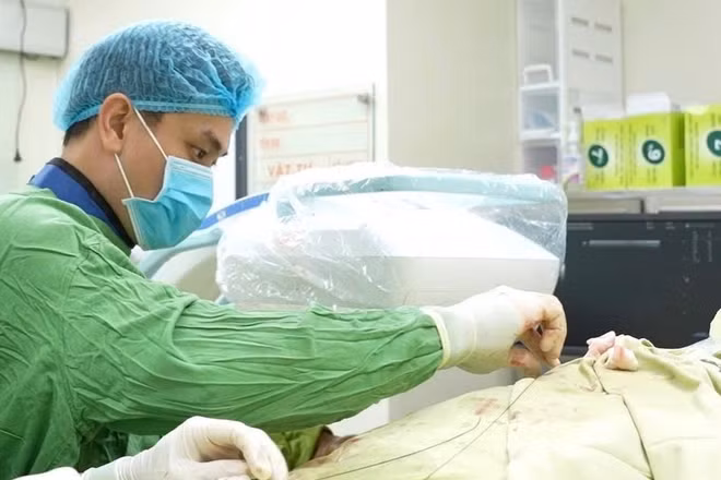 Ê-kíp bác sĩ can thiệp khôi phục dòng máu nuôi thận cho người bệnh. (Ảnh: Bệnh viện cung cấp)