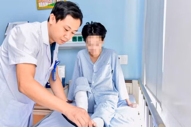 Bác sĩ thăm khám bệnh nhân sau phẫu thuật.