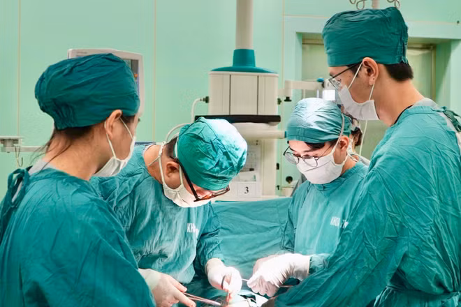 Bác sĩ tại Bệnh viện đa khoa Vũng Tàu phẫu thuật ca bệnh.