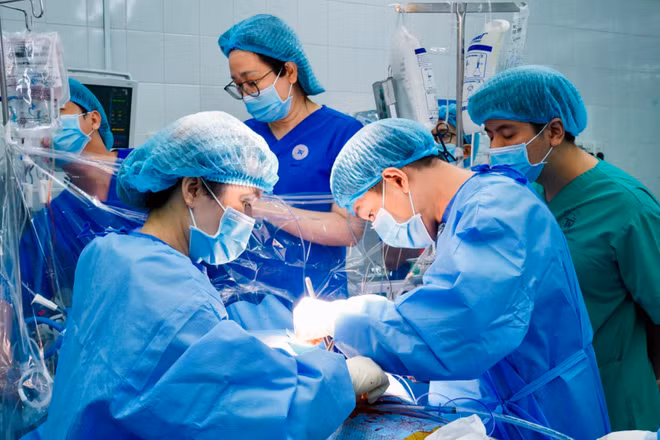 Ê-kíp bác sĩ đang thực hiện ca ghép tim.