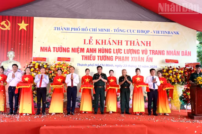 Đại biểu cắt băng khánh thành Nhà tưởng niệm.