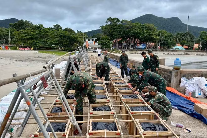 Công tác chuẩn bị cho màn bắn pháo hoa tại đặc khu Côn Đảo diễn ra vào tối 2/7. (Ảnh: Bộ Tư lệnh Thành phố)