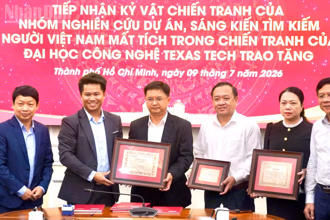 Lãnh đạo Thành phố Hồ Chí Minh tiếp nhận kỷ vật chiến tranh do nhóm nghiên cứu thuộc Đại học Texas Tech trao. 