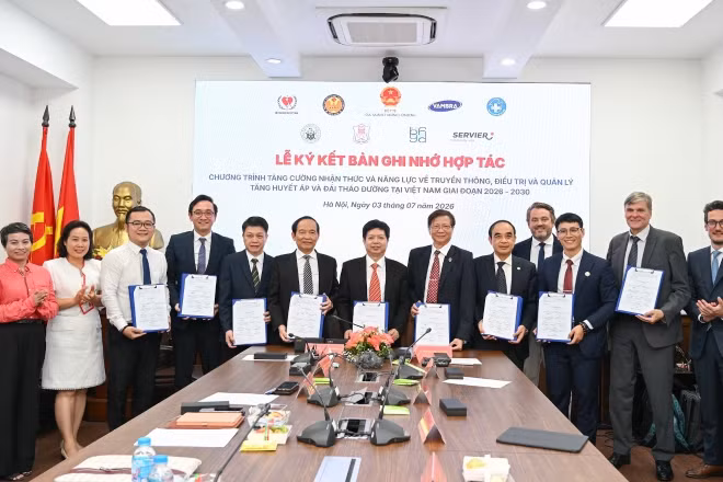 Quang cảnh lễ ký kết giữa các đơn vị.