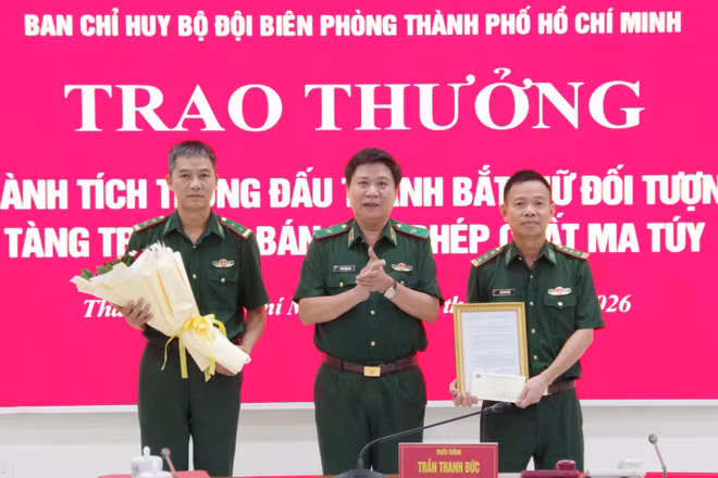 Thiếu tướng Trần Thanh Đức, Phó Tư lệnh Bộ Tư lệnh Thành phố Hồ Chí Minh kiêm Chỉ huy trưởng Ban Chỉ huy Bộ đội Biên phòng Thành phố trao khen thưởng cho tổ đánh án. (Ảnh: LƯƠNG KIỂM)