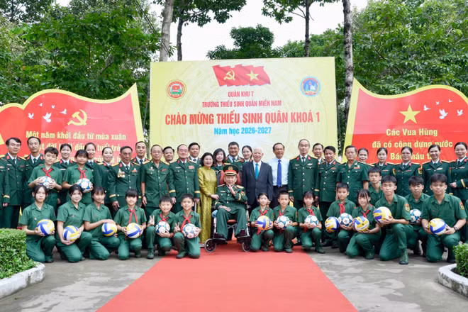 Đại biểu chụp ảnh lưu niệm cùng các em học sinh khóa đầu tiên của Trường Thiếu sinh quân miền nam. (Ảnh: LÊ HUY)